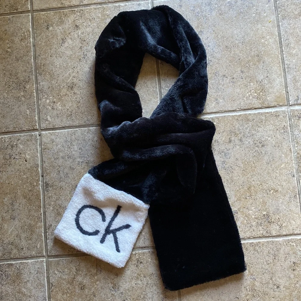 NWOT Calvin Klein - Unisex black/cream faux fur long scarf with CK logo